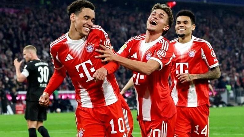 Bayern de Munique comemora a vitória sobre o Borussia Mönchengladbach pela 25ª rodada da Bundesliga