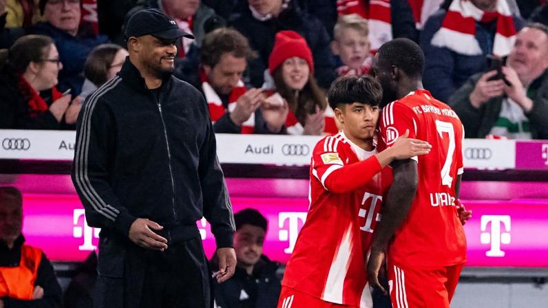 Técnico do Bayern de Munique, Vincent Kompany (à esq.) observa a estreia de Maycon Cardozo, brasileiro de 17 anos, contra o Borussia Monchengladbach