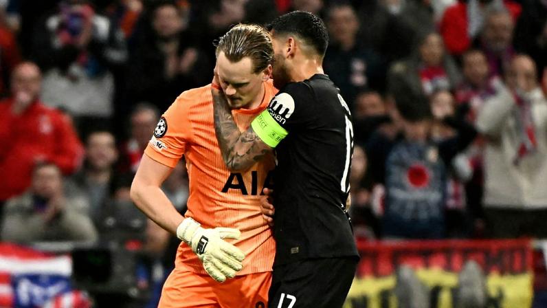 Antonin Kinsky é consolado por Romero durante jogo do Tottenham