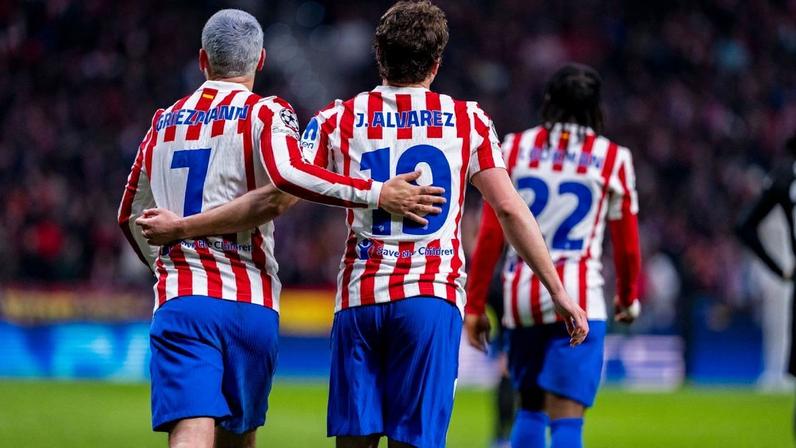 Joelinton, do Newcastle, disputa lance com Lamine Yamal, do Barcelona