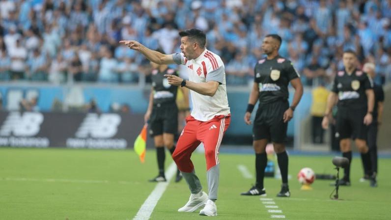 Técnico do Inter critica arbitragem e acusa VAR de parcial com foto do Grêmio