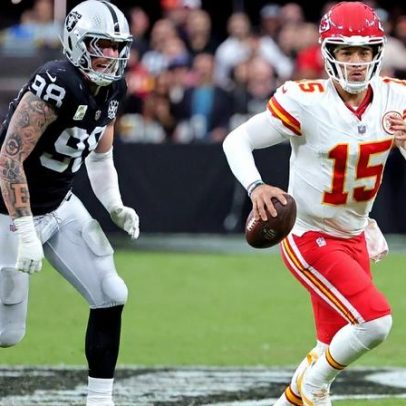 Ravens recuam e não trocam por Maxx Crosby