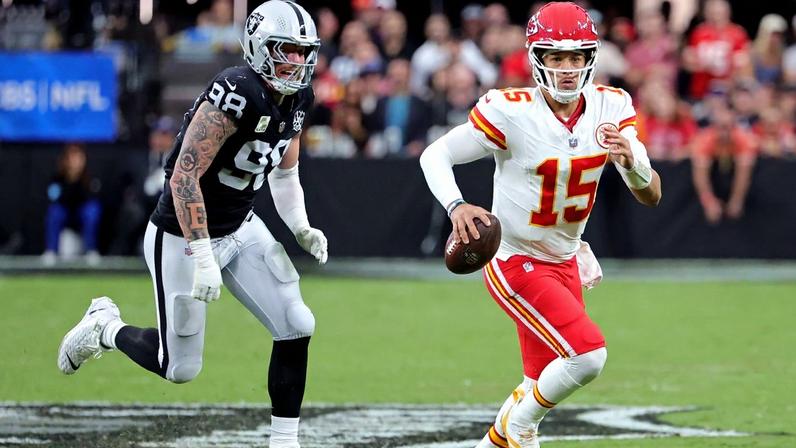Patrick Mahomes em ação contra os Raiders pela semana 8 da NFL
