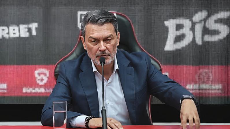 Dirigente do São Paulo critica arbitragem e VAR em lance com Gómez