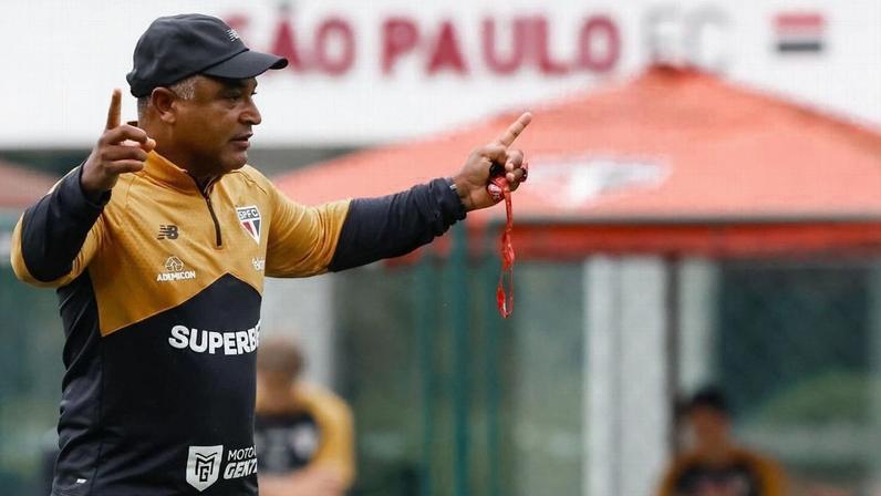 Primeiro dia de Roger Machado no São Paulo: posse de bola e diálogo com atletas