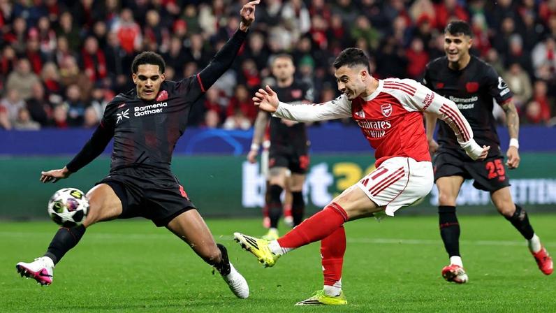 Martinelli finaliza durante jogo entre Arsenal e Bayer Leverkusen