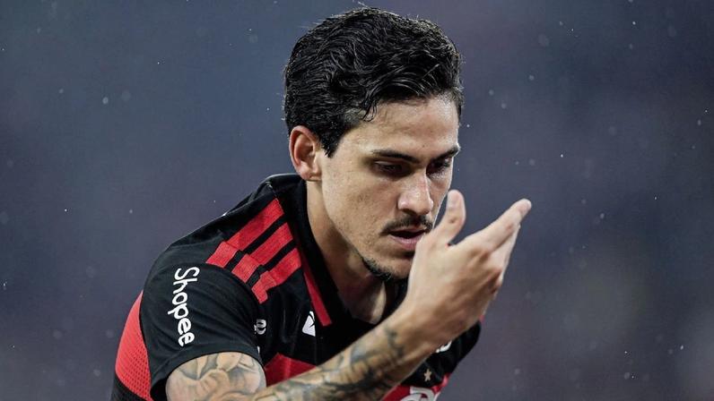 Flamengo vence e mantém Cruzeiro no Z-4 do Brasileirão