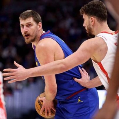 Nuggets dominam Rockets em Denver com Jokic e sequência de 3 pontos