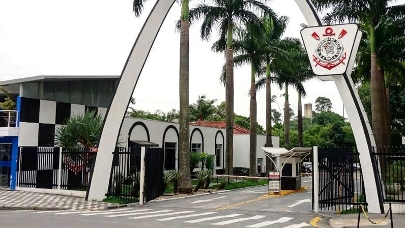 Promotor que investiga Andrés e Duílio passa 4h30 no Corinthians e reúne papéis