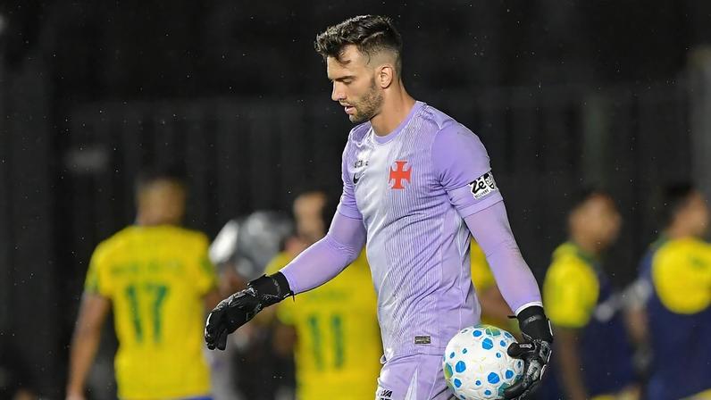 Renato rebate auxiliar de Abel sobre gramado de São Januário: prefere sintético