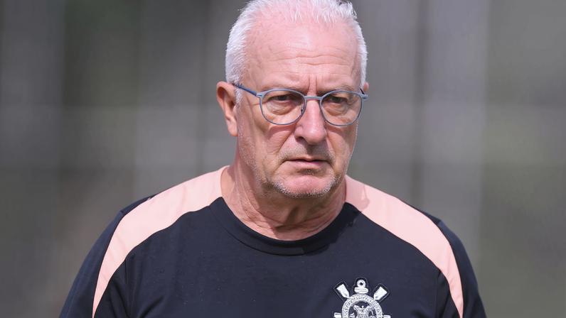 Dorival decide venda de André ao Milan diante de insatisfação no Corinthians