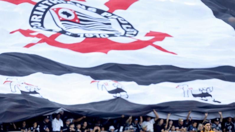 Torcidas do Corinthians vão ao CT e se reúnem com elenco antes do clássico