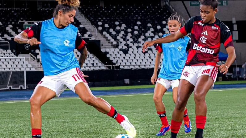 Capitanas de Botafogo e Flamengo criticam atraso da arbitragem no feminino