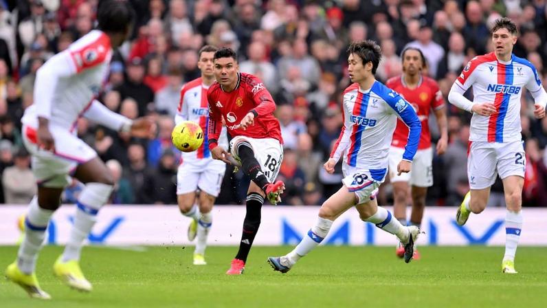 Manchester United lista dois brasileiros para substituir Casemiro