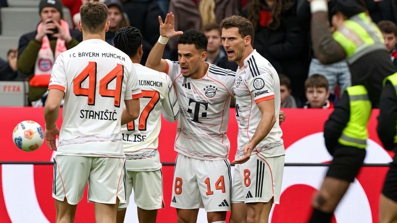 Luis Díaz faz o gol do empate do Bayern de Munique contra o Bayer Leverkusen na Bundesliga