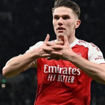 Arsenal vence nos minutos finais e vai a um passo do título na Premier League