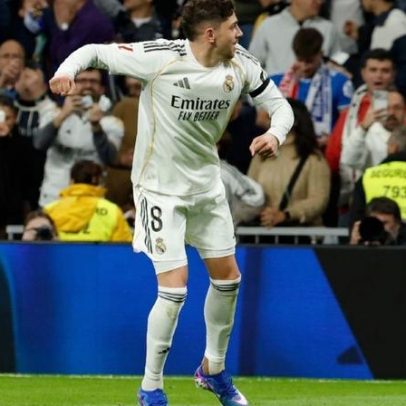 Real Madrid vence Elche com obra de Valverde e segue líder, pressionando Barça