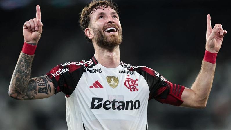 Léo Pereira elogia gramado sintético do Botafogo e diz que ajuda o Flamengo