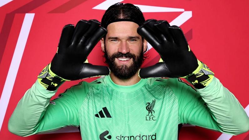 Liverpool aciona cláusula e renova com goleiro brasileiro Alisson