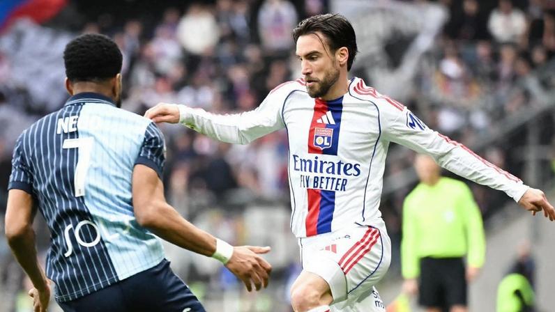 Loic Nego, do Le Havre, disputa lance com Nicolas Tagliafico, do Lyon