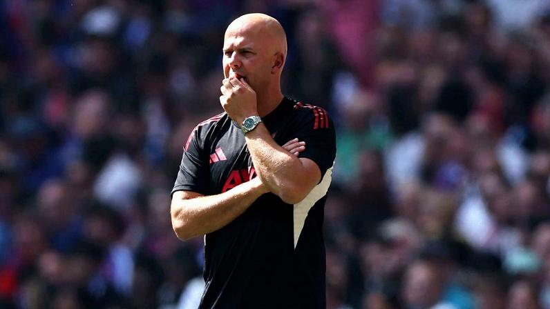 Ídolo do Liverpool vê Arne Slot com horas contadas e recuperação difícil