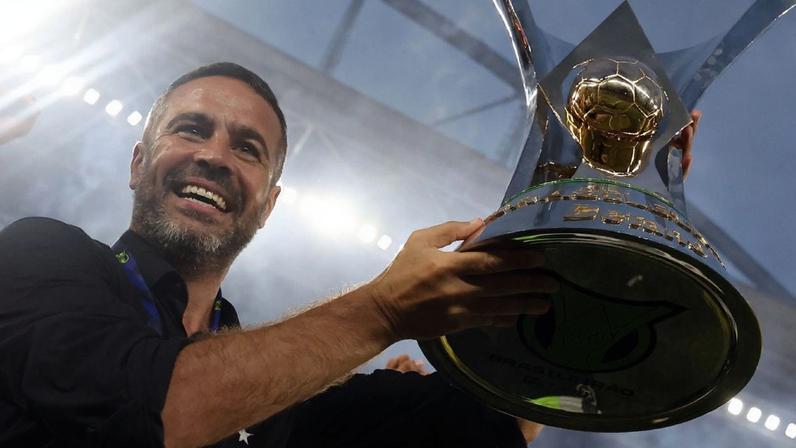 Cruzeiro avança com Artur Jorge para negociar multa e salário