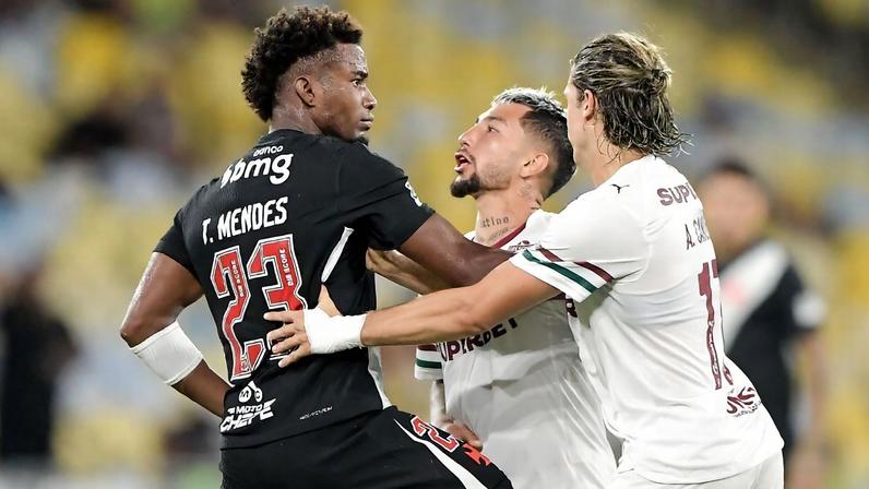Thiago Mendes, Lucho Acosta e Canobbio se desentendem em Vasco x Fluminense, na 7ª rodada do Brasileirão 2026