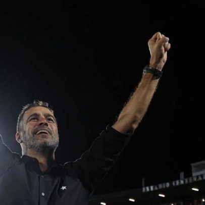 Artur Jorge assina contrato com o Cruzeiro até 2027 e já tem chegada ao Brasil