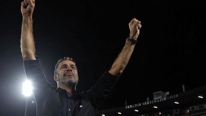 Artur Jorge assina contrato com o Cruzeiro até 2027 e já tem chegada ao Brasil