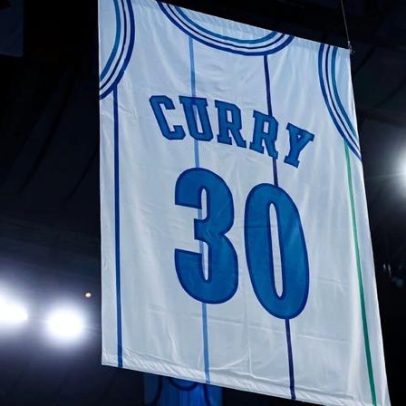 Charlotte Hornets aposentam camisa 30 de Dell Curry, pai de Steph e Seth
