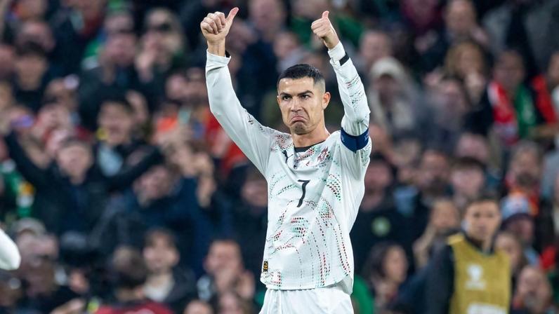 Cristiano Ronaldo reclama de expulsão contra a Irlanda nas eliminatórias