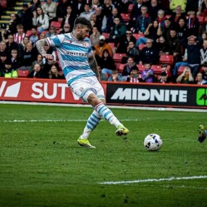 Wrexham vence fora de casa e segue vivo na briga pelos playoffs da Championship
