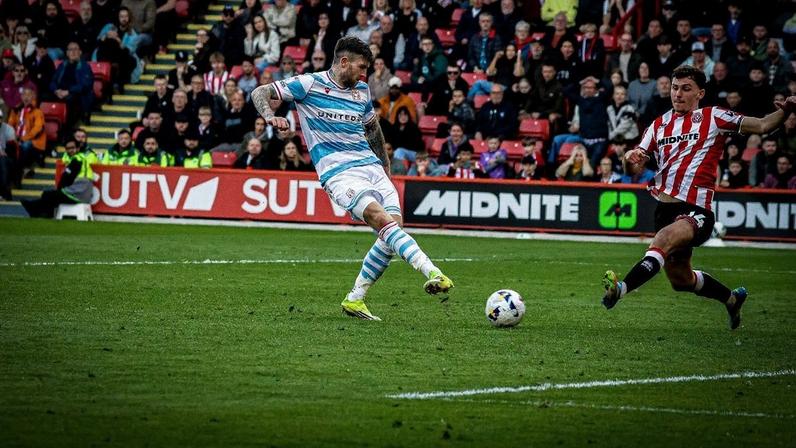 Wrexham vence fora de casa e segue vivo na briga pelos playoffs da Championship