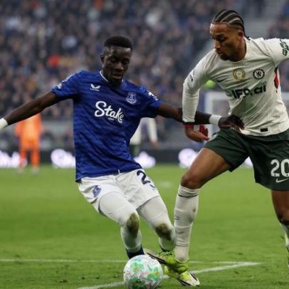 Chelsea vence Everton por 3 a 0 e complica vaga na Champions