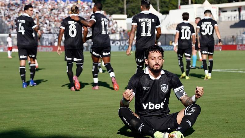 Alex Telles comemora gol do Botafogo contra o Bragantino pelo Brasileirão.
