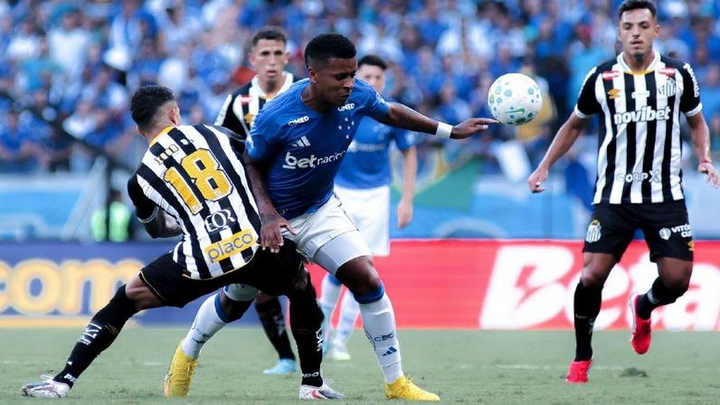 Mendoza e Viveros comemoram o segundo gol do Athletico-PR