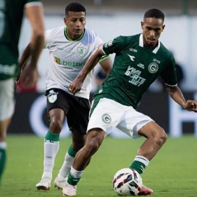 América-MG erra tiro de meta e sofre pênalti bizarro contra Goiás na Série B