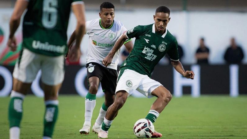 América-MG erra tiro de meta e sofre pênalti bizarro contra Goiás na Série B