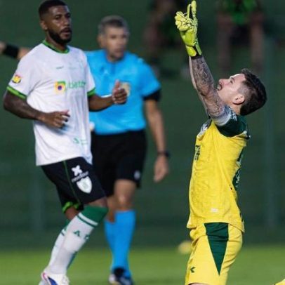 Goiás vence América-MG na estreia da Série B com pênalti e gol do goleiro