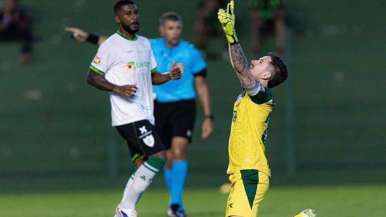 Goiás vence América-MG na estreia da Série B com pênalti e gol do goleiro