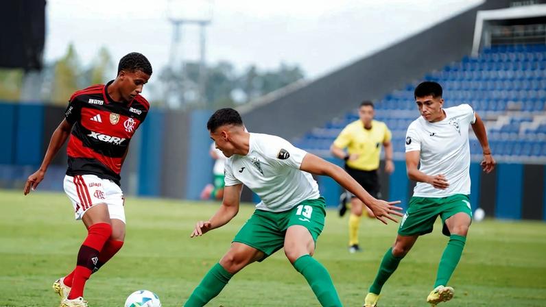 Lance do jogo entre Flamengo e Santiago Wanderers na final da Libertadores sub-20