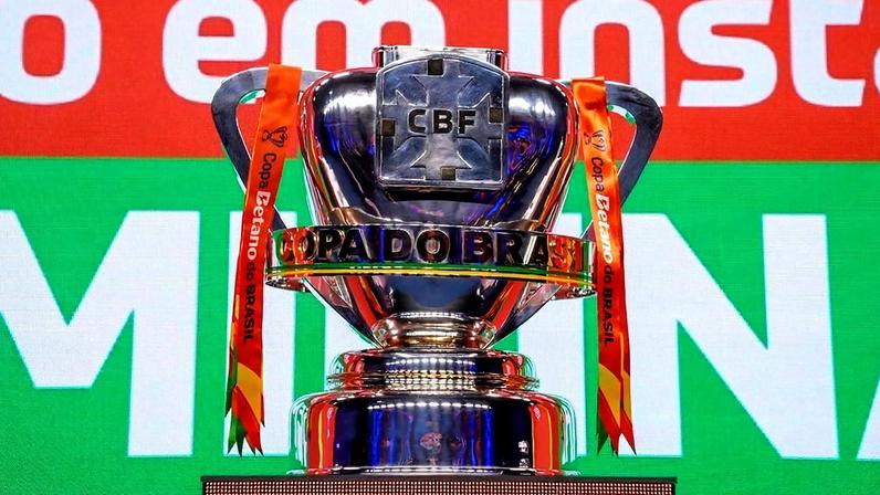 Paz comenta Depay usando celular durante jogo Corinthians x Flamengo