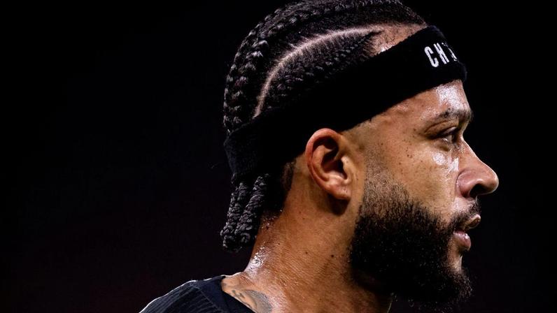 Memphis Depay pode ser punido por uso de celular no banco contra o Flamengo