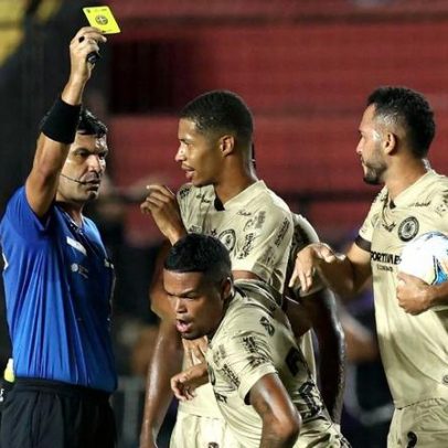 Árbitro admite na súmula não expulsar jogador após dois amarelos