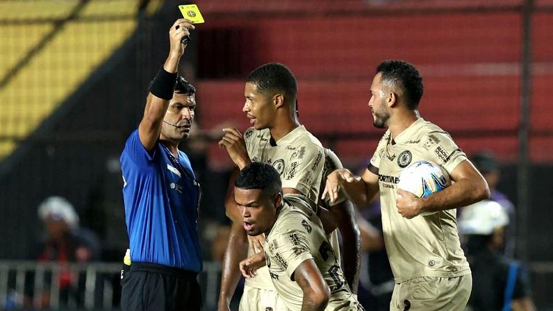 Árbitro Marcio dos Santos Oliveira (AL) aplica o cartão amarelo durante partida da Copa do Nordeste