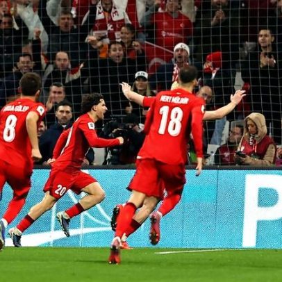 Turquia vence Romênia e fica a uma vitória da vaga na Copa do Mundo
