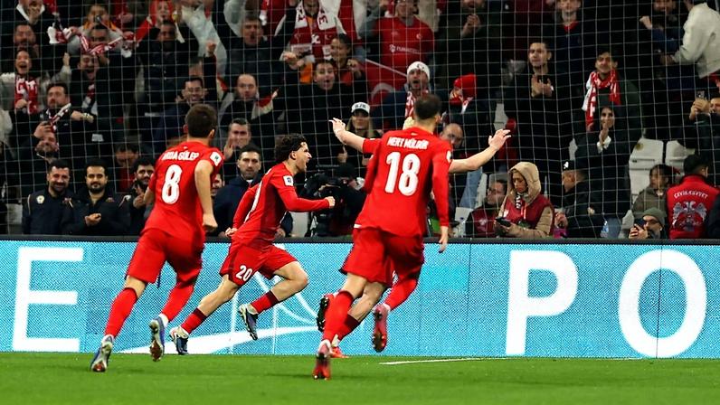 Jogadores da Turquia comemoram gol contra a Romênia