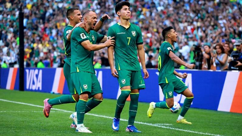 Miguelito comemora o gol da virada da Bolívia sobre Suriname