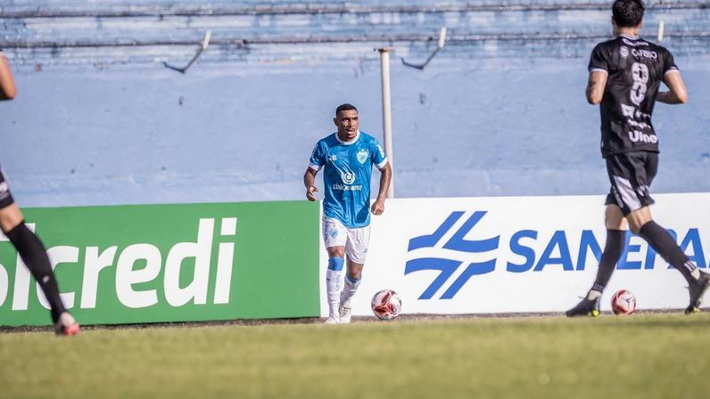 Maurício em ação pelo Londrina