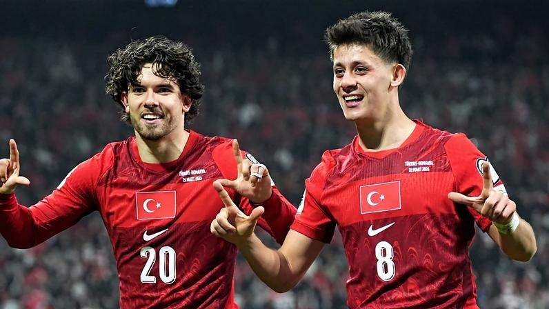 Ferdi Kadioglu (esq.) e Arda Guler (dir.) comemoram o gol da Turquia contra a Romênia, nos playoffs das Eliminatórias da Copa do Mundo 2026
